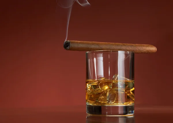 Whisky con cubitos de hielo y cigarro, en marrón — Foto de Stock