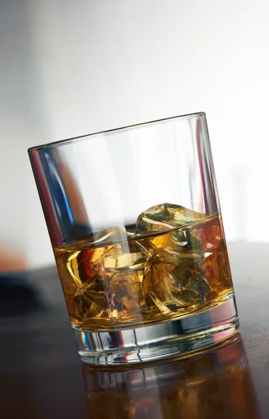 威士忌与冰上抽象的多维数据集 — 图库照片