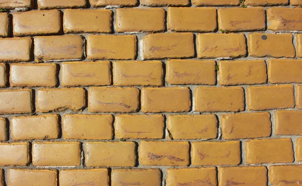Parede velha feita de tijolos amarelos — Fotografia de Stock