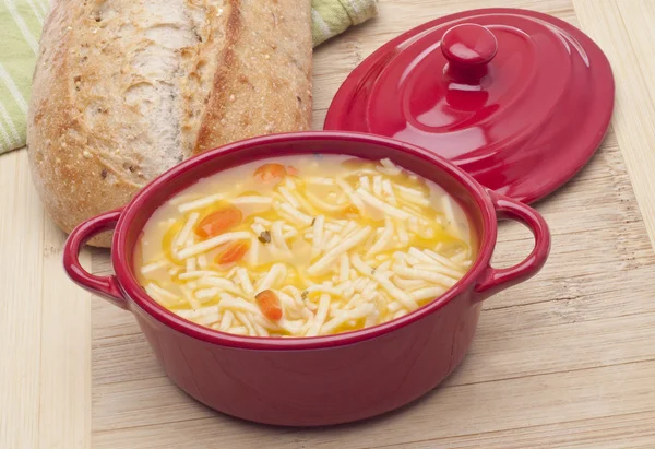 Classica zuppa di tagliatelle di pollo — Foto Stock