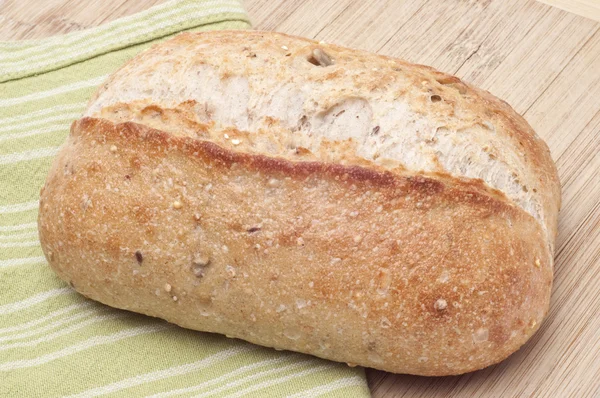 Huysuz bütün buğday ekmek — Stok fotoğraf