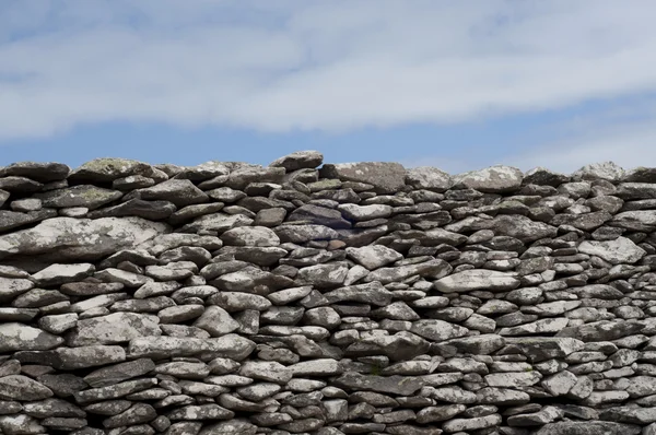Скальная стена и небо — стоковое фото