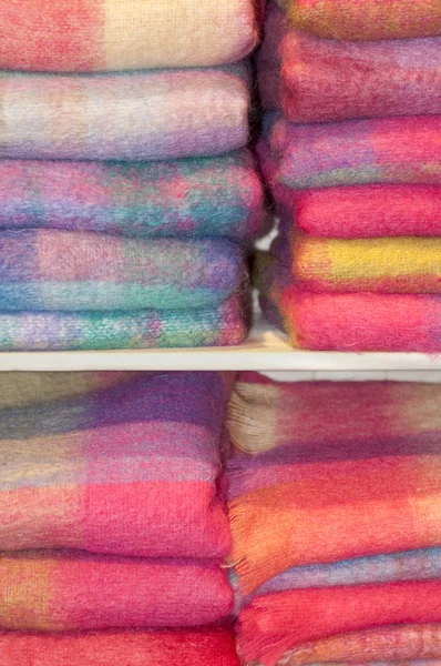 Κουβέρτες σε ένα μαλλί πλεξίματος κατάστημα — Φωτογραφία Αρχείου