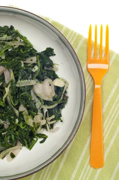 Gekookte spinazie en sjalotten — Stockfoto