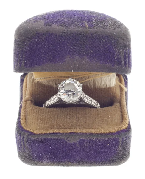 着用の指輪の箱で 1920 年からの旧式なダイヤモンド — ストック写真