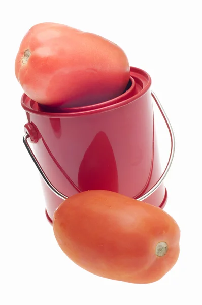 Tomates roma vibrantes em lata de tinta — Fotografia de Stock
