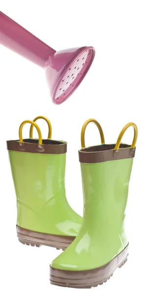 Zelené zahradnické boty s tryskou konev — Stock fotografie