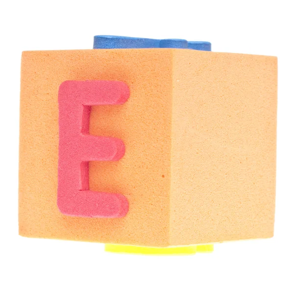 Letra E sobre Bloque de espuma — Foto de Stock
