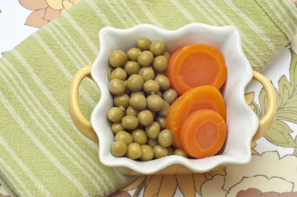 碗的豌豆和胡萝卜 — 图库照片
