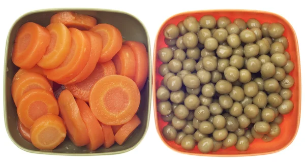 Cuencos de guisantes y zanahorias —  Fotos de Stock