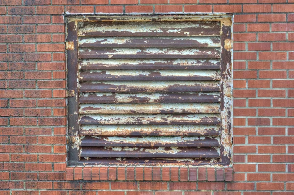 Rusted Vent no edifício de tijolos — Fotografia de Stock