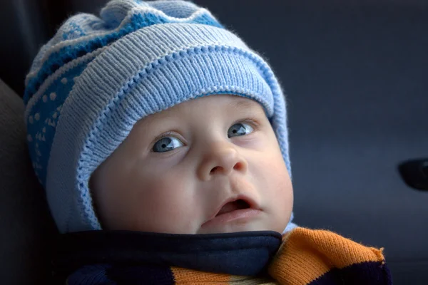 Il bambino in un berretto lavorato a maglia — Foto Stock