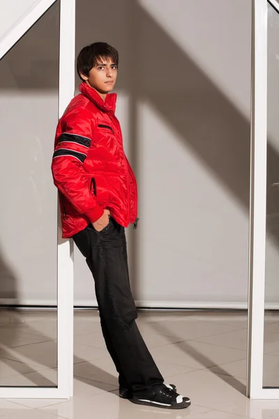Jonge man toont kleding — Stockfoto