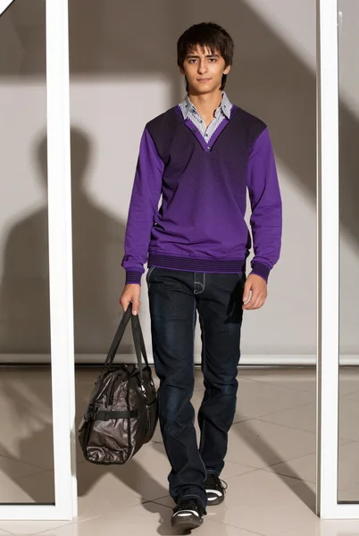 Jonge man toont kleding — Stockfoto