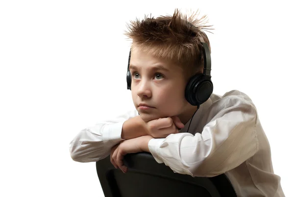 Młody chłopak słuchania słuchawki — Zdjęcie stockowe