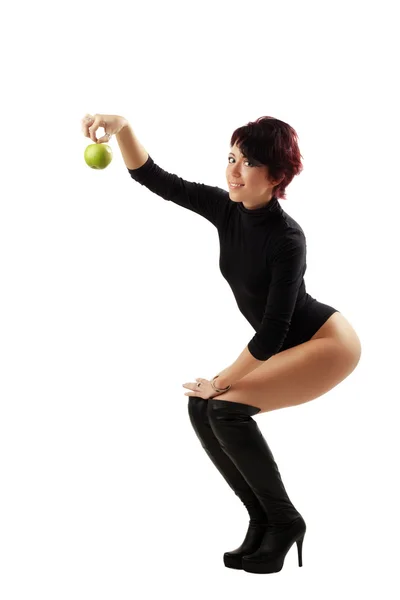 Усміхнена молода жінка тримає яблуко — стокове фото