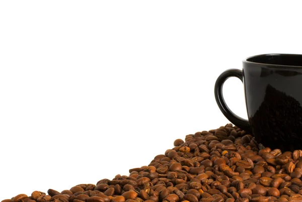 Coupe noire et grains de café — Photo