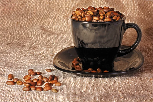 Кружка с кофейными зёрнами — стоковое фото