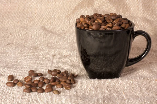 Кружка с кофейными зёрнами — стоковое фото