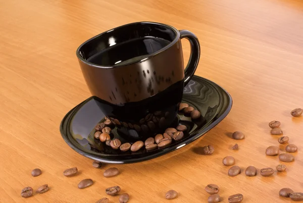 豆とコーヒーのマグカップ — ストック写真