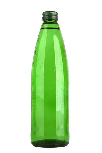 Вода в зеленой стеклянной бутылке — стоковое фото