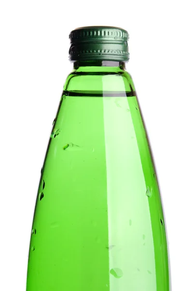 Вода в зеленій скляній пляшці — стокове фото