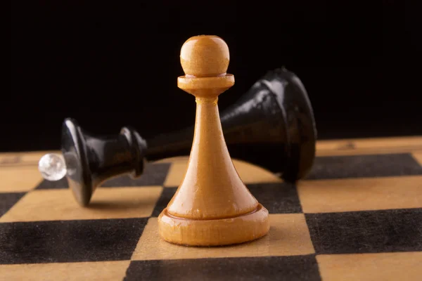 The white pawn has won black queen — Stock Photo, Image