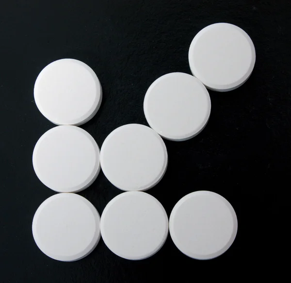 Săgeata comprimatelor albe — Fotografie, imagine de stoc