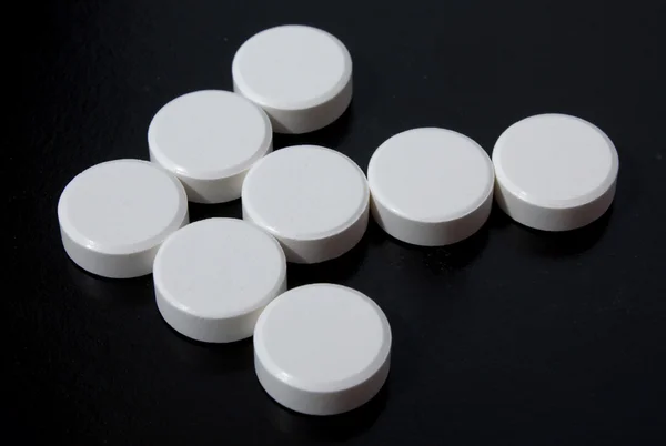 Pilen av vita tabletter — Stockfoto