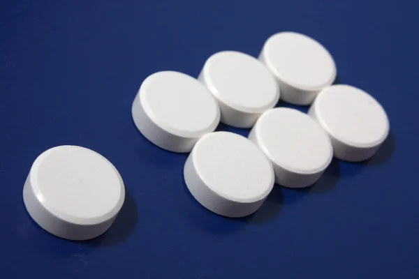 Utropstecken av vita tabletter — Stockfoto