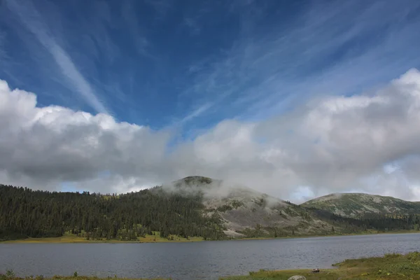 Vuoristojärvi — kuvapankkivalokuva