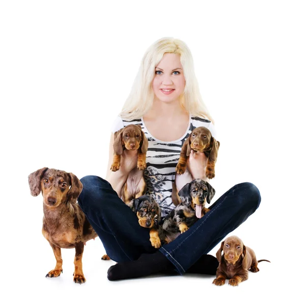 Prachtige blond meisje met puppies — Stockfoto