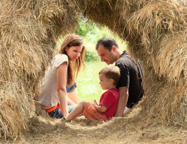 Szczęśliwą rodzinę w stogu siana — Zdjęcie stockowe