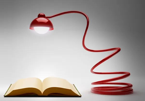 Lampa biurkowa i książka — Zdjęcie stockowe