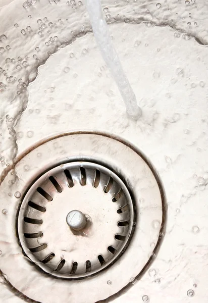 Konyhai mosogató, áramló víz — Stock Fotó