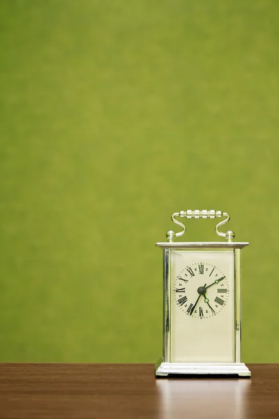 Uhr zeigt die Zeit 05:10 — Stockfoto