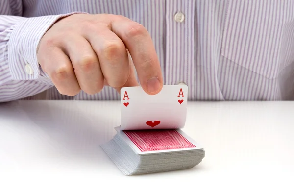Mão levantando a carta de jogar — Fotografia de Stock