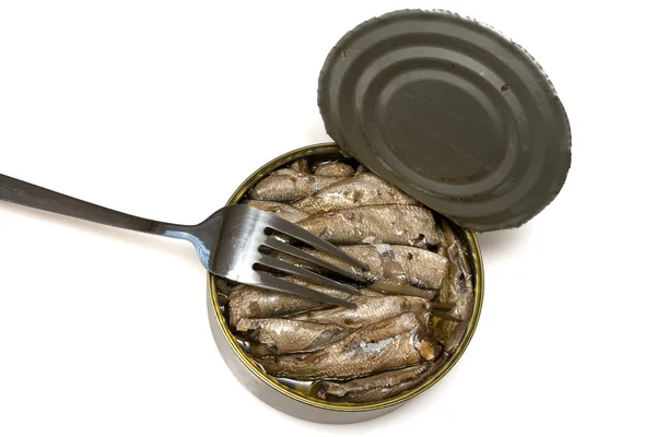 Banca di ferro con il pesce in scatola in olio — Foto Stock