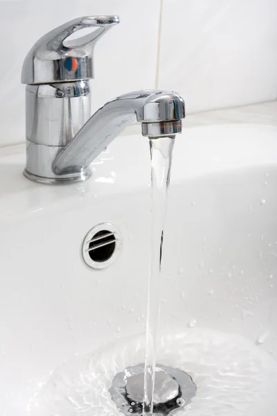 Water running down from the faucet — Stock Photo, Image