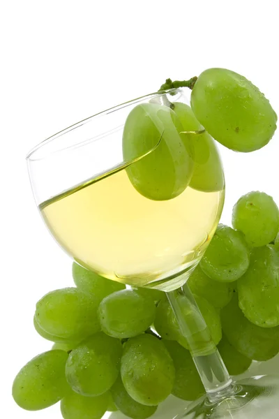 Wijn en groene druiven — Stockfoto