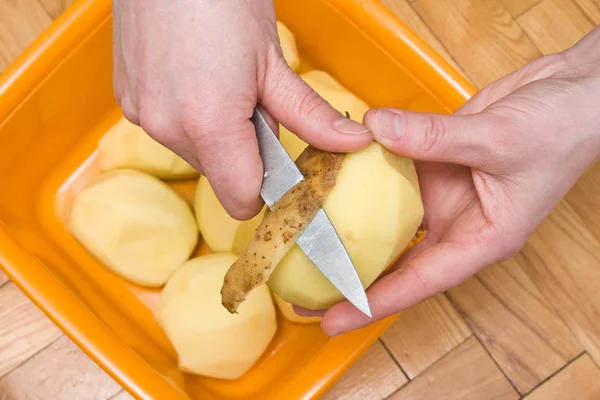 Peeling aardappelen — Stockfoto
