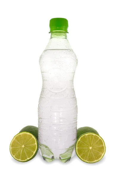 Минеральная вода и зеленый лимон. — стоковое фото