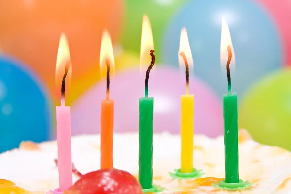 Gâteau d'anniversaire avec des bougies colorées. — Photo