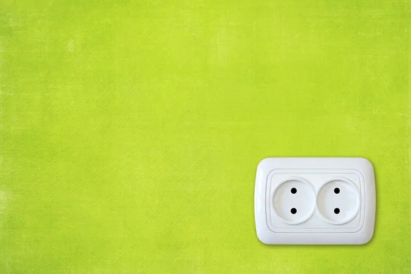 Πράσινο τοίχο με λευκό ηλεκτρική πρίζα. — Φωτογραφία Αρχείου