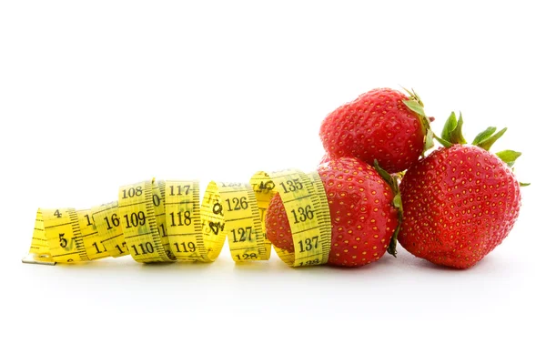 Erdbeeren mit Maßband. — Stockfoto