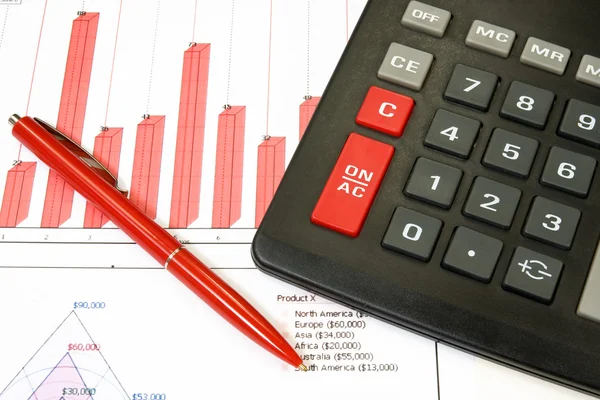 Calcolatrice, penna e business chart. — Foto Stock