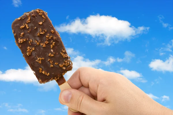 Морозиво в руці — стокове фото