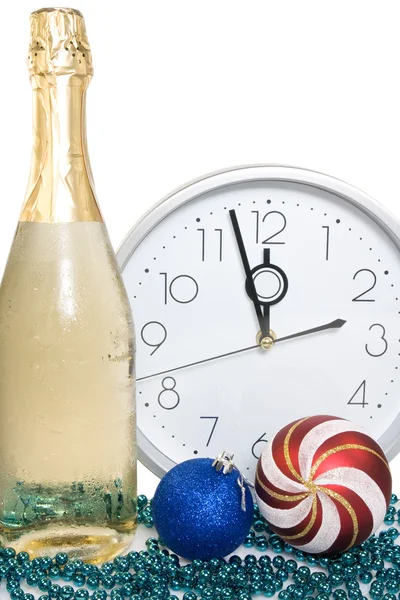 Rosto de champanhe, enfeites e relógio. — Fotografia de Stock