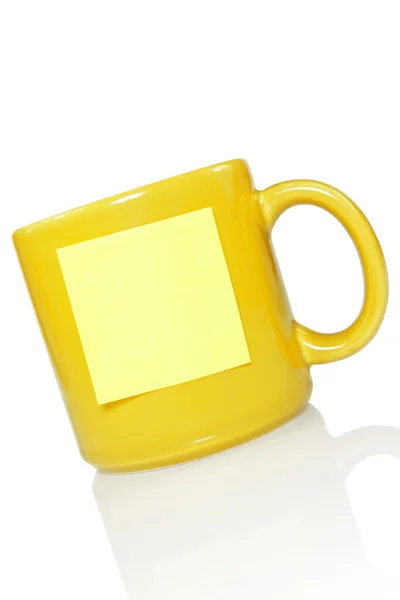 Gelbe Tasse mit Hinweis-Aufkleber — Stockfoto