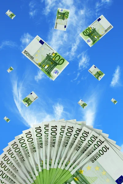 Euro-Scheine, die in den Himmel fallen — Stockfoto